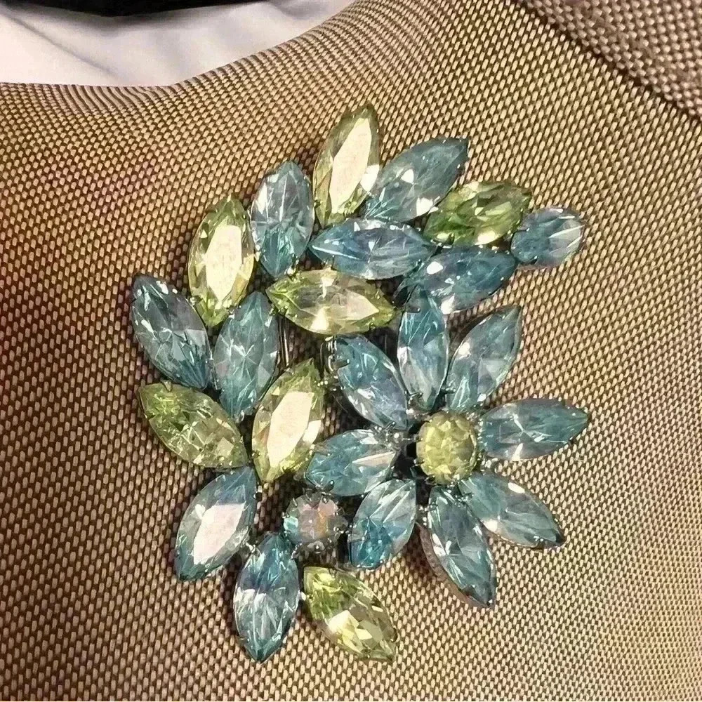 Vintage Aurora Borealis Green Blue Multi-Prong Rhinestone Domed Brooch 26 grams - Picture 2 of 6